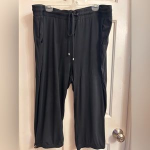 Zim & Zoe Lounge black Capri leisure pants with silver detailing size 20 EUC